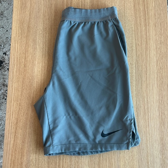 Nike Pro athletic shorts - Picture 2 of 4